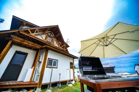 Awaji Seaside Log House Отели рядом с достопримечательностью «HELLO KITTY APPLE HOUSE»