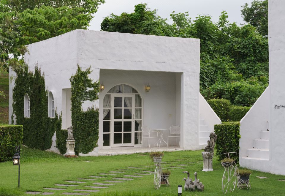 4. Villa La..
