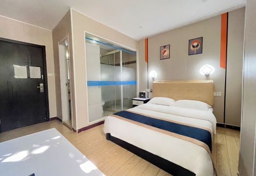 깔끔하게 정돈된 호텔 객실의 모습