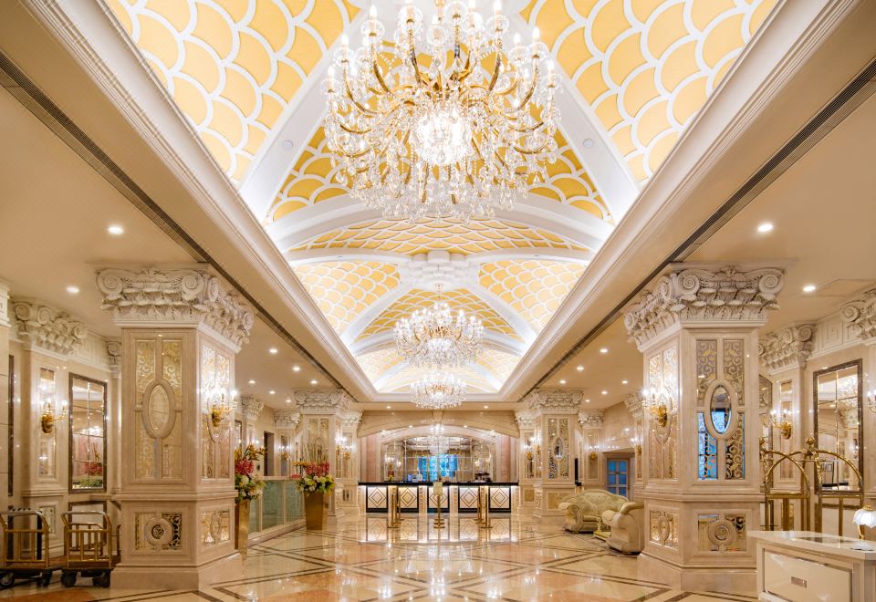 리오 호텔의 모던한 외관과 주변 환경