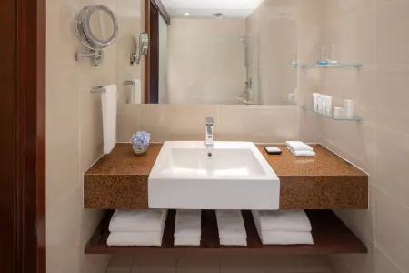 Radisson Hotel Brunei Darussalam Отели рядом с достопримечательностью «Yayasan Sultan Haji Hassanal Bolkiah Complex»