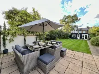 Luxury Family Home in Central Windsor with Large Garden, Games Room & Parking -  Ferienhäuser