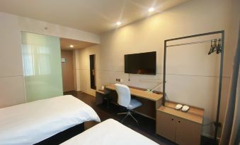 ELONG R.YUN HOTEL(Qingdao City Balcony Scenic Area West Coast Bus Terminal Store)