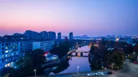 Xishang Hotel (Quzhou Shuiting Gate Guojin Center Branch) Отели рядом с достопримечательностью «Озеро Коулун»