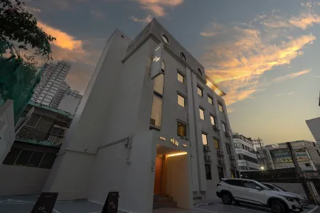 Aank Hotel Guri Отели рядом с достопримечательностью «Sureung (Tomb of Crown Prince Hyomyeong and Queen Sinjeong)»