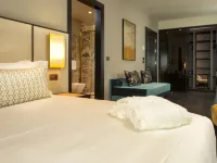 U-Visionary Venezia Hotel Hotels near A Plus A Gallery