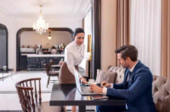 AKKA ลัช โฮเทล ทักซิม