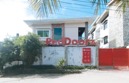 RedDoorz Hostel @ St. Paul Village LapuLapu