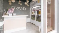RedDoorz Premium @ THE GRAND PENINSULA SUITES 오라니 호텔
