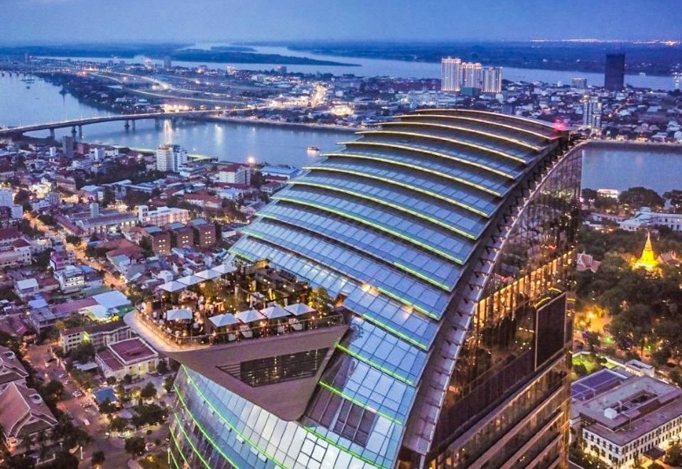 [로즈우드 프놈 펜 객실에서 바라본 프놈펜 도시 전경]