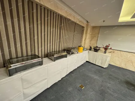 Pomegranate Flower Hotel (Dazhao Branch) Отели рядом с достопримечательностью «Xilitu Zhao  Temple»