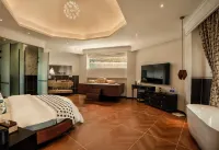 Jianshui Xinjuxin Healing Villa Lake View Hotel (Jianshui Ancient Town Chaoyang Building)