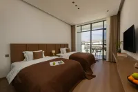 Mountain and Creek Courtyard Beautiful Stay Hotels near Fumei Yi