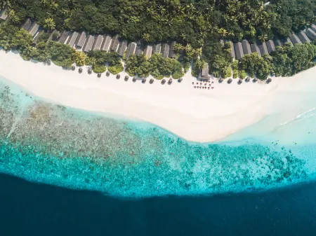 NH Collection Maldives Reethi Resort Отели рядом с достопримечательностью «Фонимагуду»