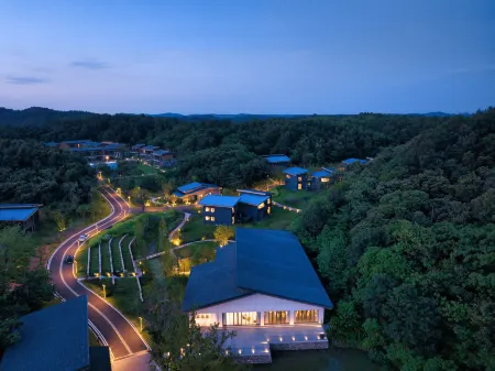 Passing-Cloud Resort Secluded Villa Отели рядом с достопримечательностью «Xinyang Normal University»