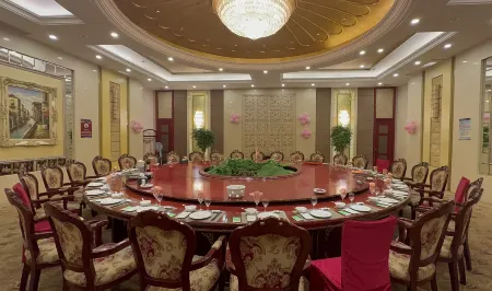 Huaqiao Hotel Отели рядом с достопримечательностью «Maple Mountain Botanical Garden»