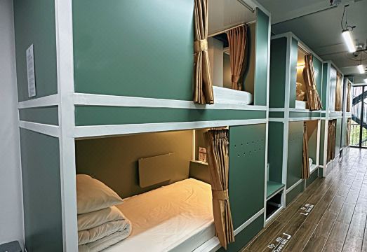 AMANGO HOME BRAND 5의 깔끔하고 모던한 객실 인테리어