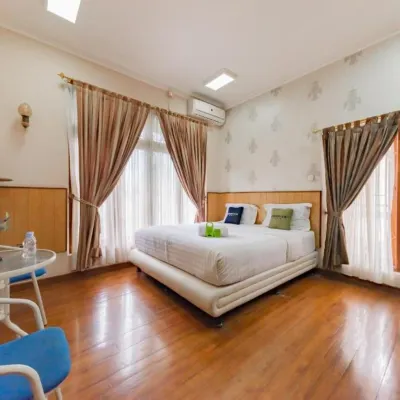 Urbanview Hotel Villa Surya Bandung Hotels near Taman Gantole