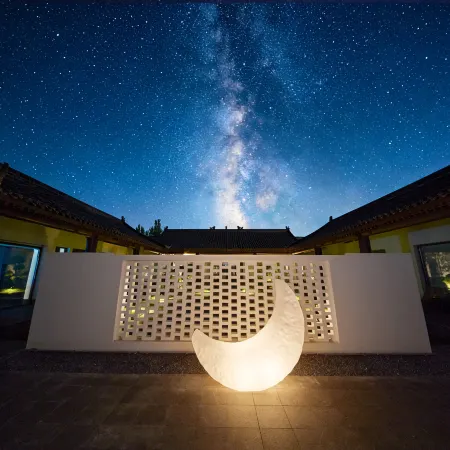 Floral Hotel· Yinchuan Xingxinsuo Homestay (Hei Lan Performing Arts Town Branch)