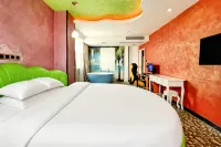 Jingfang E-Sports Hotel (Yangzhou Baoying Huaijiang Avenue Taishan East Road) - parking