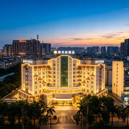 Mingyue Lake Hotel (Guangxi University Zoo Subway Station)