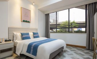 bedroom with spacious windows and a balcony, creating an elegant space at Yimi Hotel (Guangzhou Sanyuanli Subway Station Jinlong Tengfei Fashion City Branch)