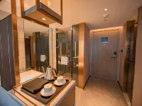 Yishang PLUS Hotel (Xiangyang Station Minfa Commercial Plaza Branch) - balcón