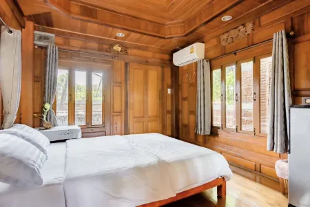 Sunny Stone Villa Отели рядом с достопримечательностью «Wat Maha But Temple - Mae Nak Shrine»