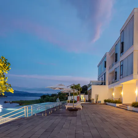 The mountain and the water embrace the Pleasant Bay Homestay