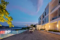 The mountain and the water embrace the Pleasant Bay Homestay - สระว่ายน้ำแบบอินฟินิตี้