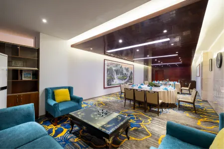 Linyi Ronghua Hotel (People's Square Railway Station) Отели рядом с достопримечательностью «Linyi University No.2 Experimental Teaching Area»