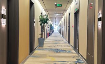 Dongyi Hotel (Pishan Railway Station Branch)