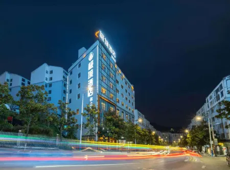 Jingjing Light Luxury Hotel (Mingshi Branch) Отели рядом с достопримечательностью «Chishuiyuan Square»