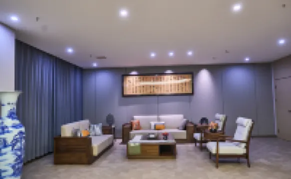 Guofeng Holiday Hotel (Xi'an Terracotta Army Tourist Area Huaqing Palace Branch)