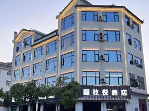 Binchuan Qianyue Hotel