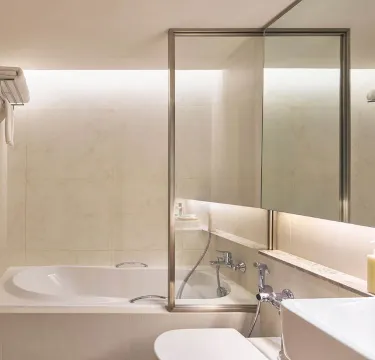 ห้องดีลักซ์ เตียงใหญ่ 1 เตียง