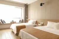 Hotels in Leno Hotels near Riverside Night Market