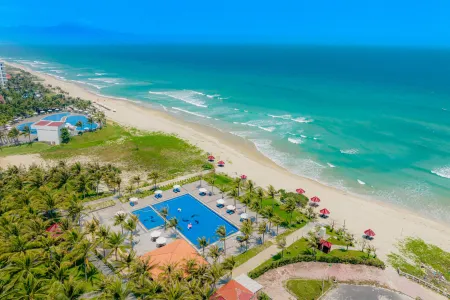 Ocean Waves Resort Cam Ranh Отели рядом с достопримечательностью «Đường Hoa Ban - Golden Bay city»