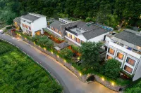 Yinhuawu Guesthouse Отели рядом с достопримечательностью «Мао Цзэдун, Нижний Каньон»