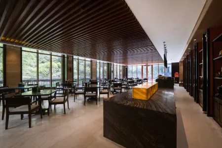 Yihe Funiu Shanju Hot Spring  Hotel Отели рядом с достопримечательностью «Nanshan Bulao Valley Scenic Area»