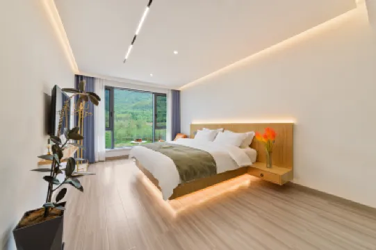 Tonglu Mountain Yuqi · Quye VILLA Team Building Roaming Vacation Meisu (Maoping Village Store) Hotels near Shishe Village