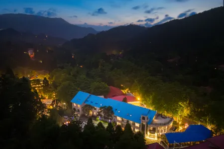 Lushan Zhihong Hotel (Meilu Store, Guling Street, Mount Lushan Scenic Zone) Отели в г. Лу-Шан