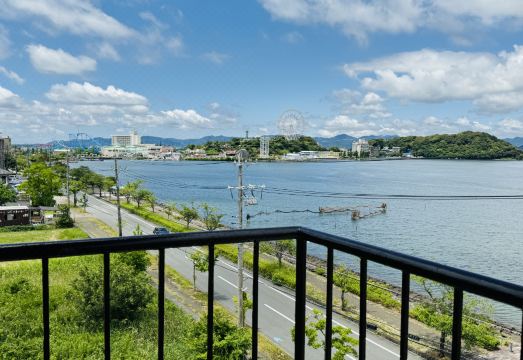 Arashi no Yakata 호텔의 현대적인 객실 인테리어 이미지