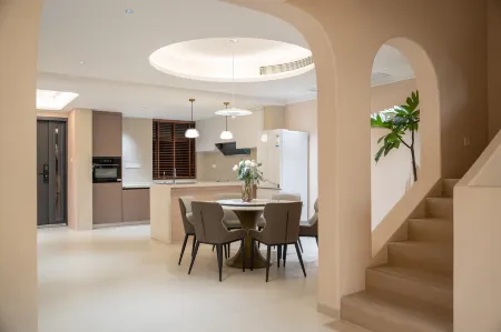 According to the sea pick up light | luxury in quality, cream tone log wind Art holiday villa Отели рядом с достопримечательностью «Xiamen University - Jiahe College»