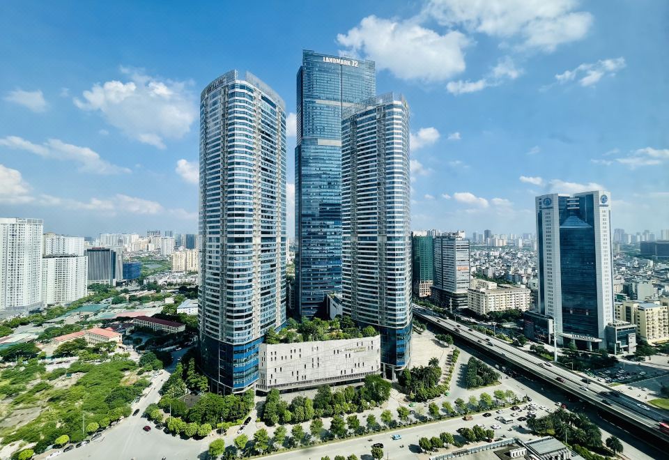 Vinhomes Skylake 아파트의 거실과 주방이 보이는 전경입니다.