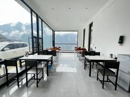 Upper trekking route·Cloud  Way·Snowy mountain view homestay Отели рядом с достопримечательностью «First bay of the Yangtze River»