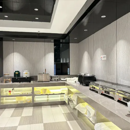 Yeste Hotel (Xianing Hot Spring Road Center Flowerbed Food Street Store)