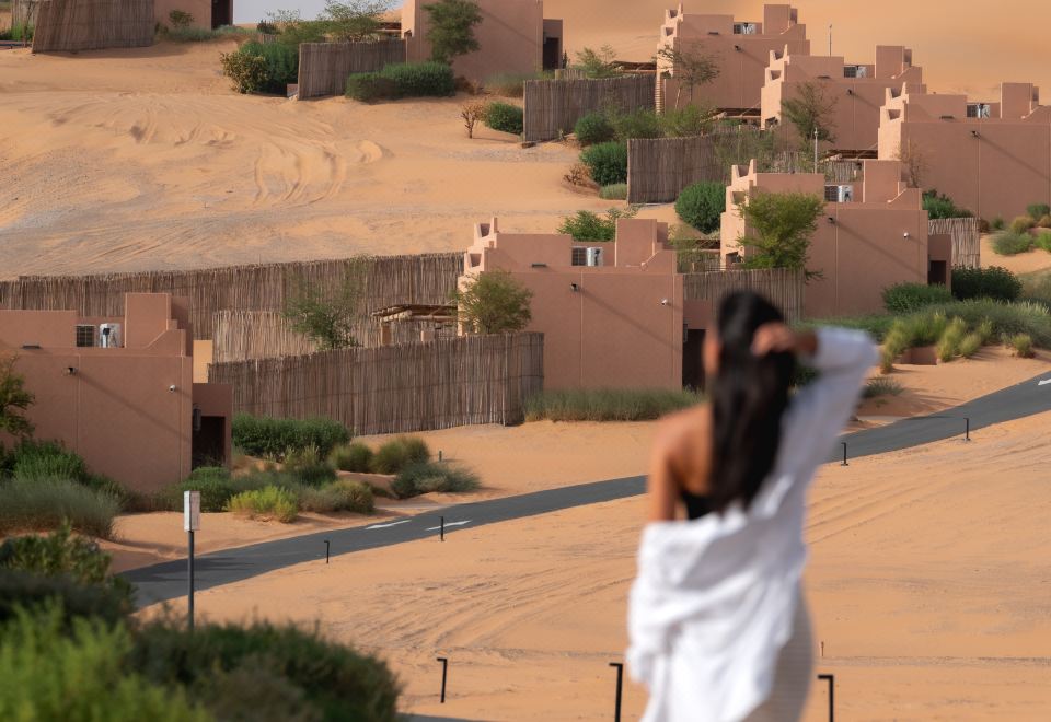 바브 알 노주움 바틴 리와의 사막 배경 플런지풀