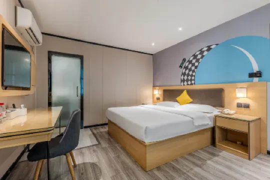 Courtyard by Marriott (Hainan College of Commerce and Industry Provincial Museum Store) Отели рядом с достопримечательностью «Hainan Sports Training Hall»