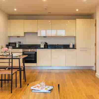Comfy Two Bedroom Apartment in Slough near station, 15mins to London, near Windsor Rooms